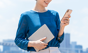 スマートフォンを操作する女性