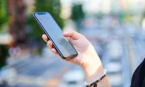 スマートフォンを操作する女性