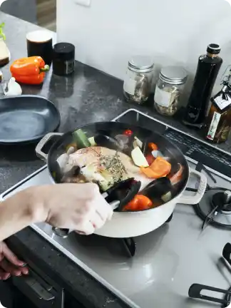 キッチンで調理する様子