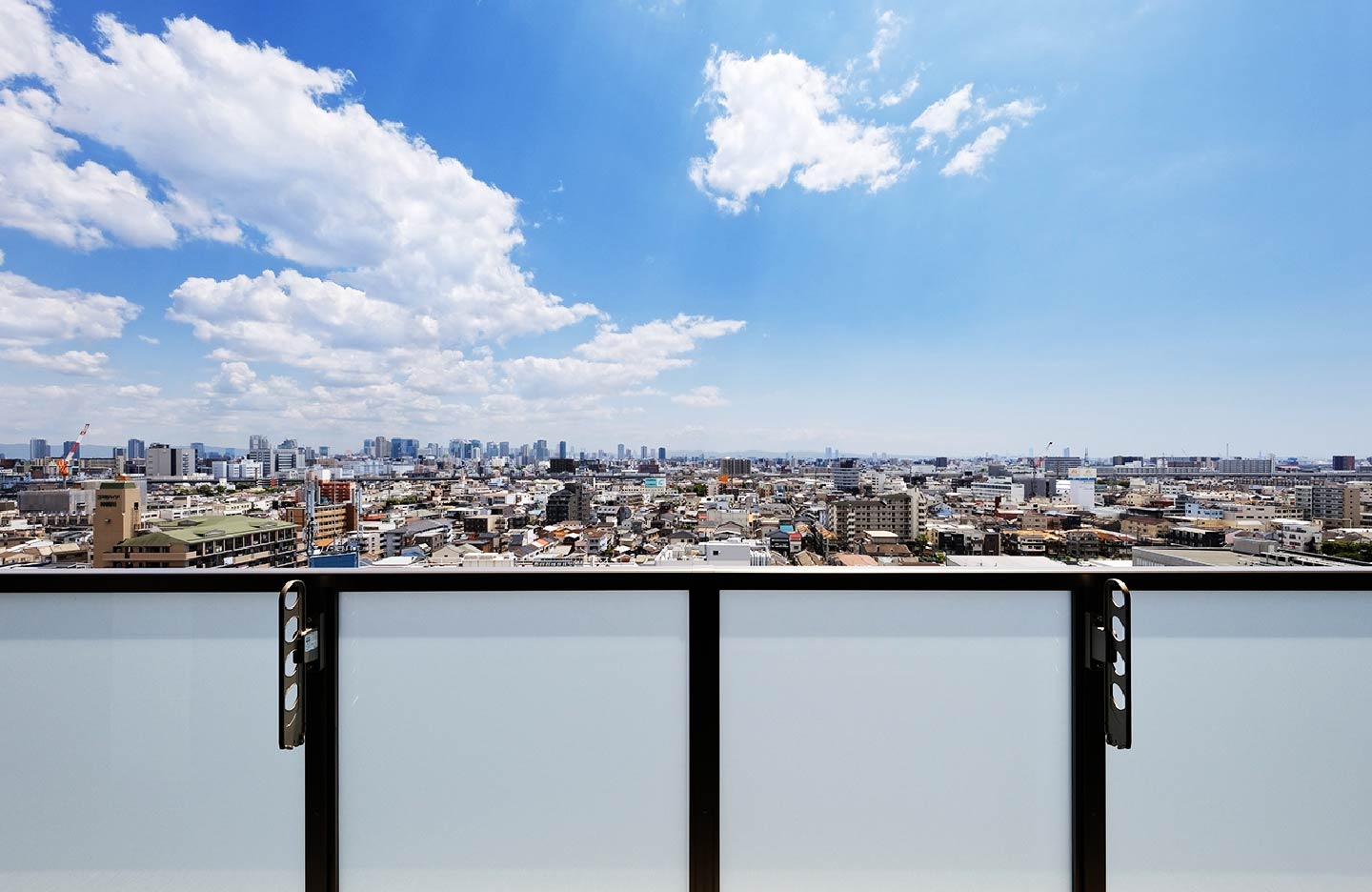 現地建物14階バルコニーより撮影