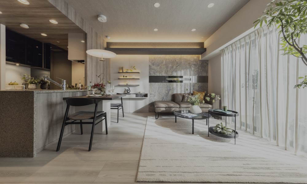 パンフレットを見ている