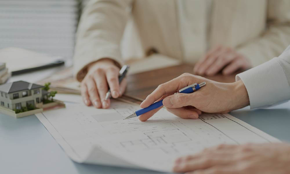 図面を見ている