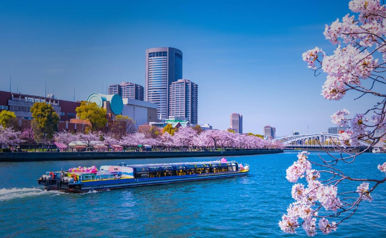 桜の季節、川面を進む水上バス