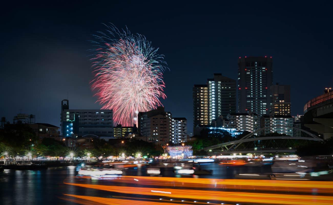 花火と夜のビル群