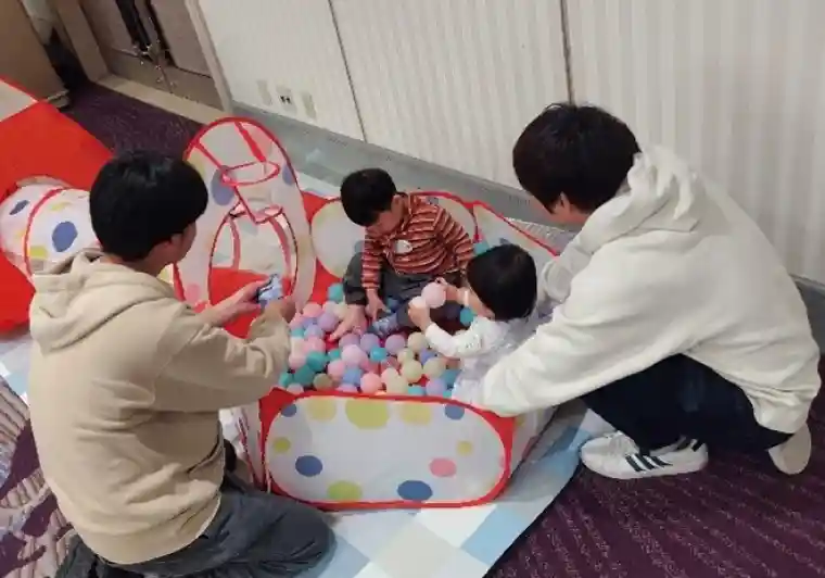 お子さまたちが遊びながら、自然と交流する姿