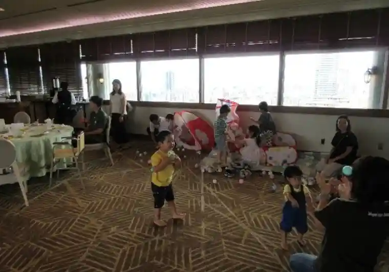 お子さまたちが遊びながら、自然と交流する姿