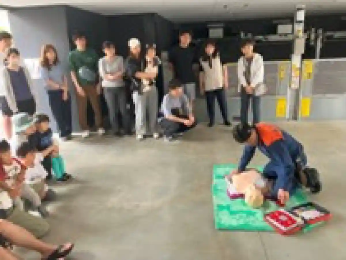 AED（自動体外式除細動器）操作と心臓マッサージの実践訓練