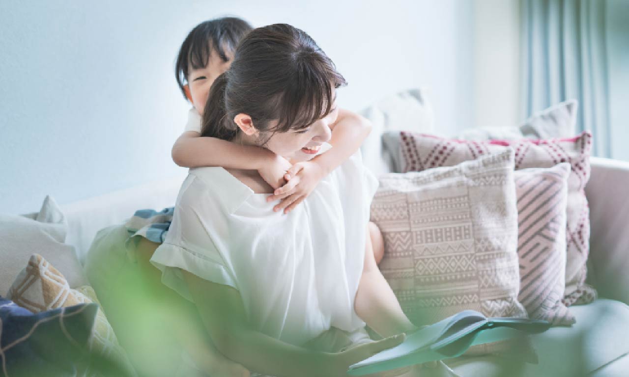 部屋の中で遊ぶ親子