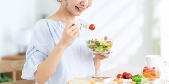 食事をする女性