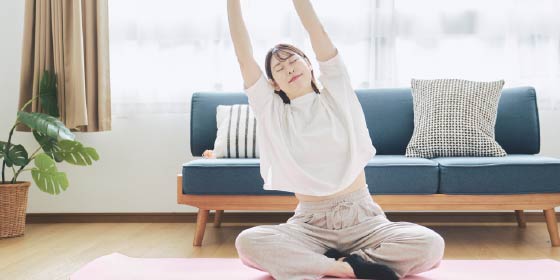 くつろぐ女性