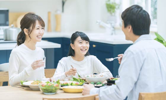 食事をする家族