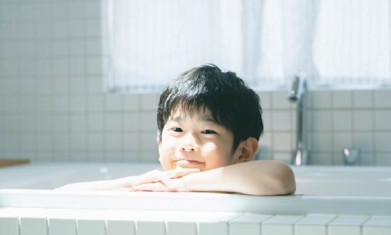 湯船で寛ぐ子供