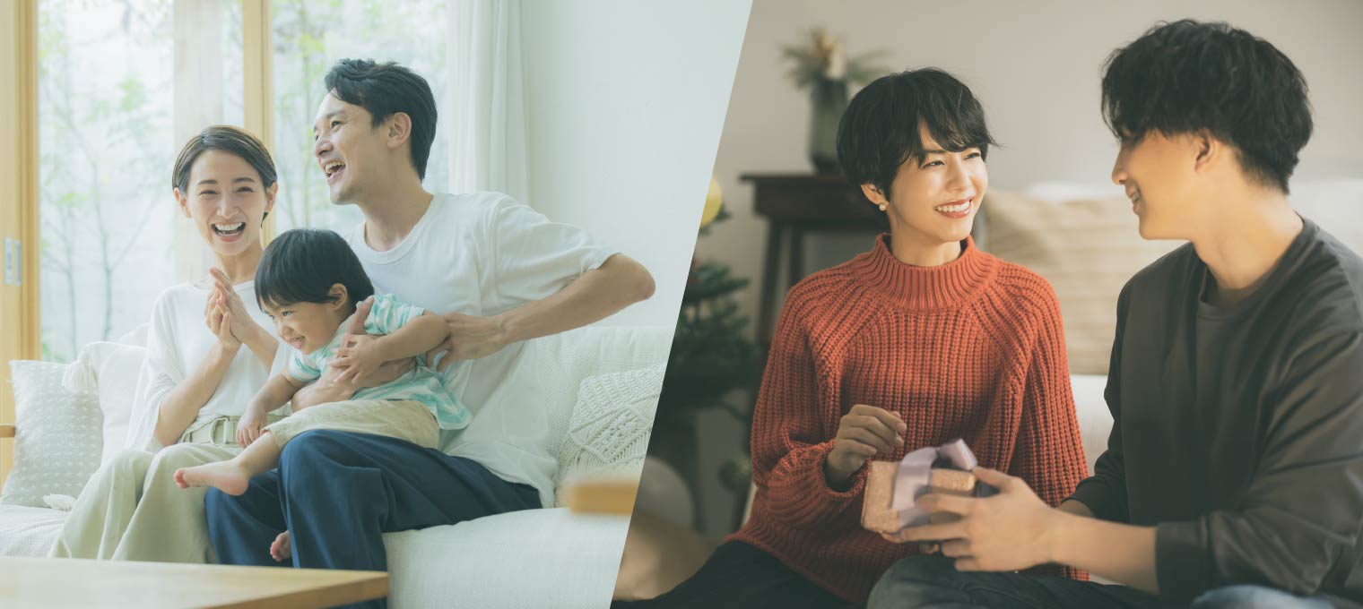 部屋で寛ぐ家族、部屋で談笑する男女
