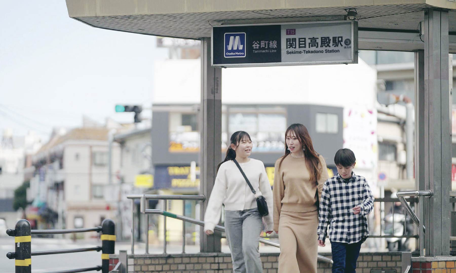 OsakaMetro谷町線「関目高殿」駅前を歩くご家族