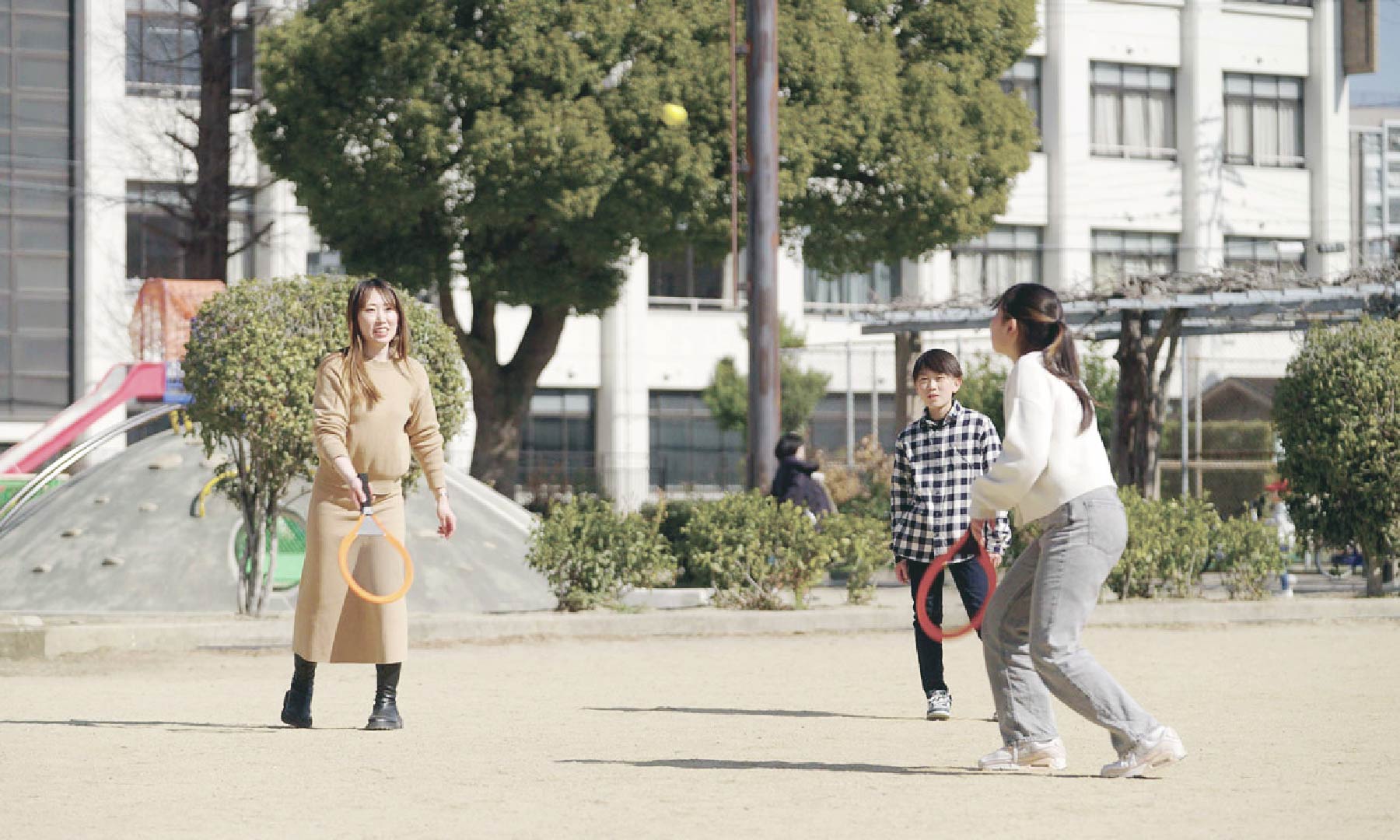 公園で遊ぶご家族