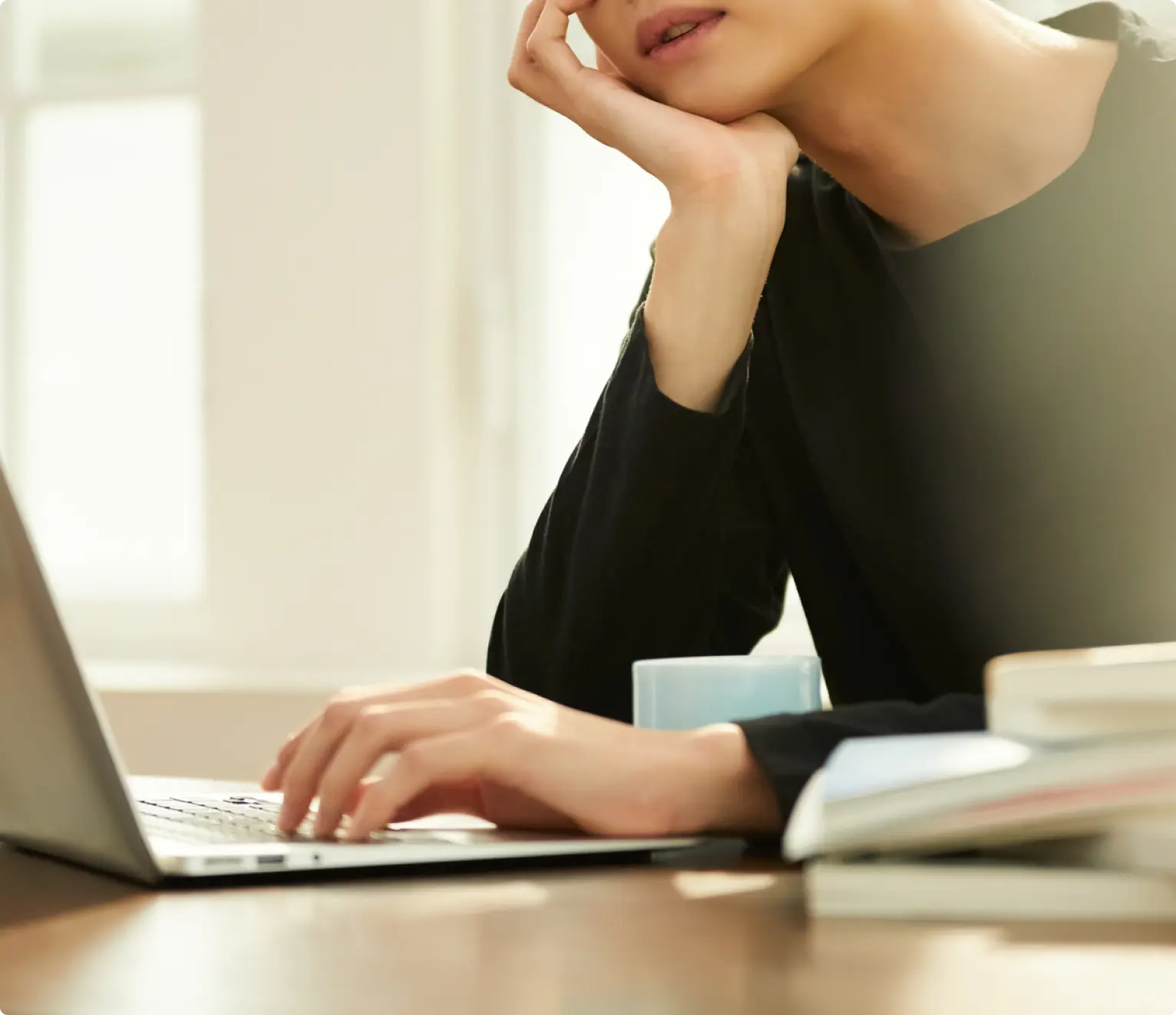 パソコンを頬杖をついてみている人