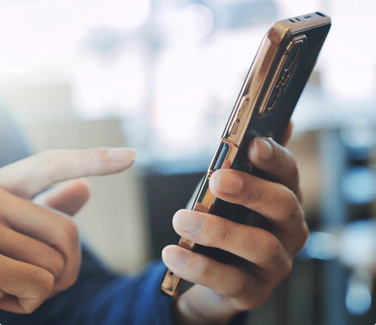 スマホとユーザーの指